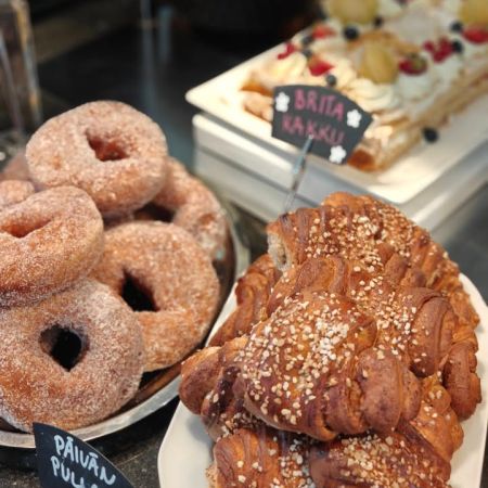 KESÄKAHVILA AUKI!🌻☀️

Maistuisiko ihana suolainen piirakka kahvin kanssa?

Meiltä löydät myös:
Lohikeittoa
Kesäkeittoa
Kanakeittoa
Jauhelihakastiketta ja pastaa
Savulohi ja perunasalaattia
Ruokaisia salaatteja 

Herkkutorilta:
Mansikkaa 🍓 
Perunaa🥔
Porkkanaa🥕
Sipulia 🧅

Toscakakkua
Sämpylöitä
Saaristolaisleipää
Kauraleipää
Täysjyvä ruisleipää

Sydämellisesti Tervetuloa!❤️
Hjärtligt välkommen! ❤️

Lasten liikennepuisto avoinna! 🛴🚜

Aukioloajat:
4.6 - 30.8
Ma -La 10-18
Su 10-15

Kerkkoontie 92, 06530 Kerkkoo