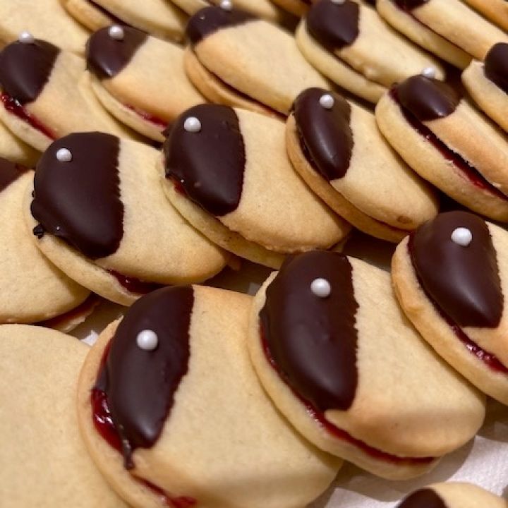 Ylioppilashattu keksi. Studentmössa kex.