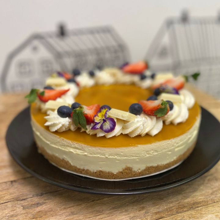 Mangovalkosuklaa-juustokakku • Mangovitchoklad-ostkaka