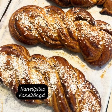 Tänään kaikenlaista hyvää juhannustorilla! Tule ja nauti juhannuksesta! 🌸🥕🍰

Idag hittar du allt möiligt gott på vårt midsommartorg! Välkommen och njut av midsommaren!🌸🥕🍰