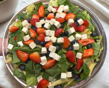 Mansikka-feta salaatti Jordgubbs-feta sallad