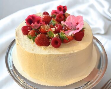 Vadelma-valkosuklaa täytekakku Hallon och vitchokladstårta