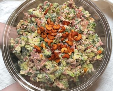 Paahdettu parsakaali- cashew pekoni salaatti Rostad broccoli-, cashew- och baconsallad