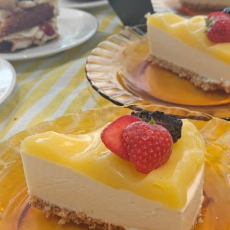 Torstain herkut Pumppaamolla!😋🌸
Torsdatens gott på Pumppaamo!😋🌸
Maistuisiko tänään ihana sitruuna-juustokakku tai katkarapuleipä kahvin kanssa?😋🍰
Meiltä löytyy ihania leivonnaisia makeaa ja suolaista.
Meiltä löydät myös:
🥄Lohikeittoa
🥄Kesäkeittoa
🍴Savulohi ja perunasalaattia
🍴Jauhelihakastike ja pastaa
🍴Ruokaisia salaatteja
🌟KOTIJUUSTOA LÖYTYY!🌟
Saaristolaisleipää
Sämpylöitä
Toscakakkua
Strömsbergin myllyn jauhoja🥖
Pingviini jäätelöitä 🍨
Brunbergin namuja 🍬
Paahtimon kahvia ☕
Saaren taika tuotteita löytyy myös meillä!🌸
Sydämellisesti Tervetuloa!❤️
Hjärtligt välkommen! ❤️
Lasten liikennepuisto avoinna! 🛴🚜
Jossa uutena liukumäki!🎉 Lentopallo ja koripallo kenttä myös auki🏐
Aukioloajat:
1.8-29.8
Ti-La 10-17
Su, Ma suljettu
#strömsberginmylly #brunberg #saarentaika #saarentaikajälleenmyyjä #kesäkahvila
Visit Porvoo
Vanha Porvoo - Gamla Borgå
Kerkkoontie 92, 06 530 Kerkkoo