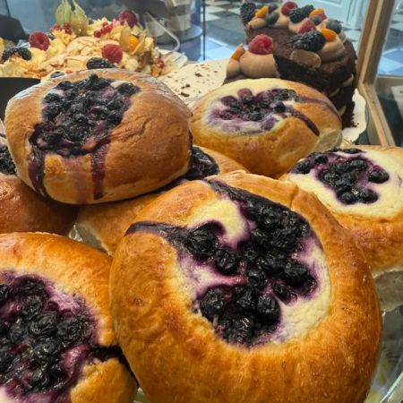 Keskiviikon herkut Pumppaamolla!😋🌸
Onsdags gott på Pumppaamo!😋🌸
Maistuisiko tänään ihana mustikkarahkapulla tai kantarellipekonipiirakka kahvin kanssa?😋🍰
Meiltä löytyy ihania leivonnaisia makeaa ja suolaista.
Meiltä löydät myös:
🥄Lohikeittoa
🥄Kesäkeittoa
🍴Savulohi ja perunasalaattia
🍴Jauhelihakastike ja pastaa
🍴Ruokaisia salaatteja
🌟KOTIJUUSTOA LÖYTYY!🌟
Saaristolaisleipää
Sämpylöitä
Strömsbergin myllyn jauhoja🥖
Pingviini jäätelöitä 🍨
Brunbergin namuja 🍬
Paahtimon kahvia ☕
Saaren taika tuotteita löytyy myös meillä!🌸
Sydämellisesti Tervetuloa!❤️
Hjärtligt välkommen! ❤️
Lasten liikennepuisto avoinna! 🛴🚜
Jossa uutena liukumäki!🎉 Lentopallo ja koripallo kenttä myös auki🏐
Aukioloajat:
1.8-29.8
Ti-La 10-17
Su, Ma suljettu
#strömsberginmylly #brunberg #saarentaika #saarentaikajälleenmyyjä #kesäkahvila
Visit Porvoo
Vanha Porvoo - Gamla Borgå
Kerkkoontie 92, 06 530 Kerkkoo