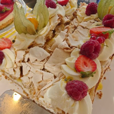 Lauantain herkut Pumppaamolla!😋🌸
Lördags gott på Pumppaamo!😋🌸
Maistuisiko tänään ihana Passion-siteuuna brita tai suolainen piirakan pala kahvin kanssa?😋🍰
Meiltä löytyy ihania leivonnaisia makeaa ja suolaista.
Meiltä löydät myös:
🥄Lohikeittoa
🍴Savulohi ja perunasalaattia
🍴Jauhelihakastike ja pastaa
🍴Ruokaisia salaatteja
🌟KOTIJUUSTOA LÖYTYY!🌟
Saaristolaisleipää
Sämpylöitä
Toscakakkua
Strömsbergin myllyn jauhoja🥖
Pingviini jäätelöitä 🍨
Brunbergin namuja 🍬
Paahtimon kahvia ☕
Saaren taika tuotteita löytyy myös meillä!🌸
Sydämellisesti Tervetuloa!❤️
Hjärtligt välkommen! ❤️
Lasten liikennepuisto avoinna! 🛴🚜
Jossa uutena liukumäki!🎉 Lentopallo ja koripallo kenttä myös auki🏐
Aukioloajat:
1.8-29.8
Ti-La 10-17
Su, Ma suljettu
#strömsberginmylly #brunberg #saarentaika #saarentaikajälleenmyyjä #kesäkahvila
Visit Porvoo
Vanha Porvoo - Gamla Borgå
Kerkkoontie 92, 06 530 Kerkkoo