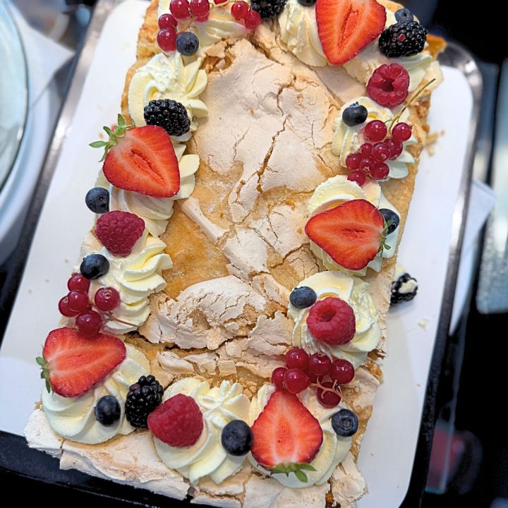 Britakakku mansikoilla ja mustikoilla • Britakaka med jordgubbar och blåbär