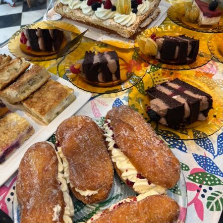 Perjantai herkut Pumppaamolla!😋🌸
Fredags gott på Pumppaamo!😋🌸

Suljemme tänään poikkeuksellisesti kello 16.00

Maistuisiko tänään maukas  voisilmäpulla tai fetapinaattipiirakka kahvin kanssa?😋🍰

Meiltä löytyy ihania leivonnaisia makeaa ja suolaista. 

Meiltä löydät myös:
🥄Lohikeittoa
🍴Jauhelihakastike ja pastaa
🍴Ruokaisia salaatteja 

🌟KOTIJUUSTOA LÖYTYY!🌟

Saaristolaisleipää
Sämpylöitä
Toscakakkua 

Strömsbergin myllyn jauhoja🥖

Pingviini jäätelöitä 🍨

Brunbergin namuja 🍬

Paahtimon kahvia ☕

Saaren taika tuotteita löytyy myös meillä!🌸

Sydämellisesti Tervetuloa!❤️
Hjärtligt välkommen! ❤️

Lasten liikennepuisto avoinna! 🛴🚜
Jossa uutena liukumäki!🎉 Lentopallo  ja koripallo kenttä myös auki🏐

Aukioloajat:
1.8-29.8
Ti-La 10-17
Su, Ma suljettu
 
#strömsberginmylly #brunberg #saarentaika #saarentaikajälleenmyyjä #kesäkahvila 
 
Visit Porvoo 
Vanha Porvoo - Gamla Borgå 

Kerkkoontie 92, 06 530 Kerkkoo