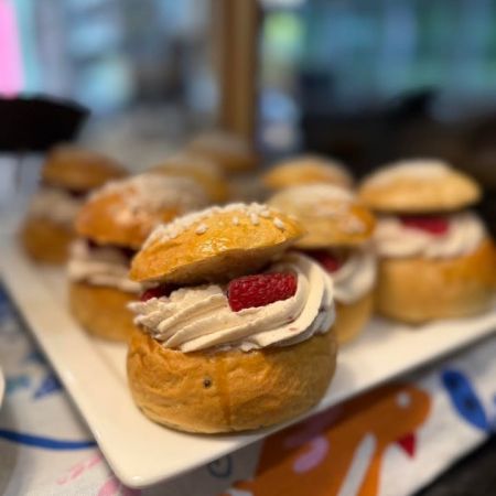 Keskiviikon herkut Pumppaamolla!😋🌸
Onsdags gott på Pumppaamo!😋🌸
Maistuisiko tänään ihana pulla kahvin kanssa?😋🍰
Meiltä löytyy ihania leivonnaisia makeaa ja suolaista.
Meiltä löydät myös:
Lohikeittoa
Jauhelihakastike ja pastaa
Palapaisti ja pastaa
Savulohi ja perunasalaattia
Ruokaisia salaatteja
🌟KOTIJUUSTOA🌟
Toscakakkua
Tiikerikakkua
Saaristolaisleipää
Hiivaleipää
Ruisleipää
Sämpylöitä
Pumppaamon kesätori:
Mansikkaa 🍓 Suomi
Herneitä🫛 Suomi
Varhais perunaa 🥔 Suomi
Strömsbergin myllyn jauhoja🥖
Pingviini jäätelöitä 🍨
Brunbergin namuja 🍬
Paahtimon kahvia ☕
Saaren taika tuotteita löytyy myös meillä!🌸
Sydämellisesti Tervetuloa!❤️
Hjärtligt välkommen! ❤️
Lasten liikennepuisto avoinna! 🛴🚜
Jossa uutena liukumäki!🎉 Lentopallo ja koripallo kenttä myös auki🏐
Aukioloajat:
1.6-29.8
Ma -To 10-17
Pe-La 10-18
Su 10-15
#strömsberginmylly #brunberg #saarentaika #saarentaikajälleenmyyjä #kesäkahvila #kesä
Visit Porvoo
Vanha Porvoo - Gamla Borgå
Kerkkoontie 92, 06 530 Kerkkoo