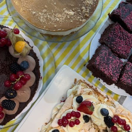 Perjantain herkut Pumppaamolla!😋🌸
Fredags gott på Pumppaamo!😋🌸

Maistuisiko tänään ihana omena-kinuski juustokakku tai tiramisu kahvin kanssa?😋🍰

Meiltä löytyy ihania leivonnaisia makeaa ja suolaista.

Meiltä löydät myös:
🥄Lohikeittoa 
🥄Kesäkeitto
🍴Jauhelihakastike ja pastaa
🍴Palapaisti ja pastaa
🍴Savulohi ja perunasalaattia
🍴Ruokaisia salaatteja 

🌟KOTIJUUSTOA LÖYTYY!🌟

Toscakakkua
Saaristolaisleipää
Ruisleipää
Hiivaleipää

Pumppaamon kesätori:
Sipulinippuja🧅
Avomaan kurkkua🥒
Varhaisperunaa🥔

Strömsbergin myllyn jauhoja🥖

Pingviini jäätelöitä 🍨

Brunbergin namuja 🍬

Paahtimon kahvia ☕

Saaren taika tuotteita löytyy myös meillä!🌸

Sydämellisesti Tervetuloa!❤️
Hjärtligt välkommen! ❤️

Lasten liikennepuisto avoinna! 🛴🚜
Jossa uutena liukumäki!🎉 Lentopallo  ja koripallo kenttä myös auki🏐

Aukioloajat:
1.6-29.8
Ma -To 10-17
Pe-La 10-18
Su 10-15 

#strömsberginmylly #brunberg #saarentaika #saarentaikajälleenmyyjä #kesäkahvila 

@visitporvoo 
@vanhaporvoo 

Kerkkoontie 92, 06 530 Kerkkoo