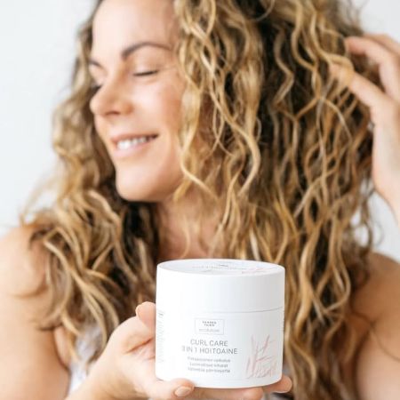 Pumppaamolla🌸
Saaren Taika Ecolution Curl Care -hoitoaine sopii yhtälailla suorille hiuksille ja kuivalle päänahalle, mutta se myös hoitaa hiuksiasi hellävaraisesti ja tukee niiden kihartuvuutta. Sen sisältämät luonnolliset öljyt, kuten kameliaöljy ja monoiöljy, ravitsevat hiuksia ja päänahkaa, jättäen hiuksesi pehmeiksi ja kiiltäviksi.
Vahvistettu asiakaspalaute: ”Superhyvä tuote luonnonkiharille, hieman karheille hiuksilleni. Tekee hiukset pehmeiksi ja ihanan tuntuisiksi.’’ -Irene P.
✓ Vähentää pörröisyyttä
✓ Kestävämmät kiharat
✓ Silikoniton
✓ 94% luonnollista alkuperää
✓ Kiharoille ja laineikkaille- tai kuiville hiuksille
@saarentaika