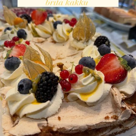 Keskiviikon herkut Pumppaamolla!😋🌸
Onsdagens gott på Pumppaamo!😋🌸
Maistuisiko tänään ihana britakakku tai jokin meidän maukkaista suolaisista piirakoista kahvin kanssa?😋🍰
Meiltä löytyy ihania leivonnaisia makeaa ja suolaista.
Meiltä löydät myös:
🥄Lohikeittoa
🥄Kesäkeittoa
🍴Savulohi ja perunasalaattia
🍴Palapaisti ja pastaa
🍴Jauhelihakastike ja pastaa
🍴Ruokaisia salaatteja
Toscakakkua
Saaristolaisleipää
Sämpylöitä
Strömsbergin myllyn jauhoja🥖
Pingviini jäätelöitä 🍨
Brunbergin namuja 🍬
Paahtimon kahvia ☕
Saaren taika tuotteita löytyy myös meillä!🌸
Sydämellisesti Tervetuloa!❤️
Hjärtligt välkommen! ❤️
Lasten liikennepuisto avoinna! 🛴🚜
Jossa uutena liukumäki!🎉 Lentopallo ja koripallo kenttä myös auki🏐
Aukioloajat:
1.8-29.8
Ti-La 10-17
Su, Ma suljettu
#strömsberginmylly #brunberg #saarentaika #saarentaikajälleenmyyjä #kesäkahvila
Visit Porvoo
Vanha Porvoo - Gamla Borgå
Kerkkoontie 92, 06 530 Kerkkoo