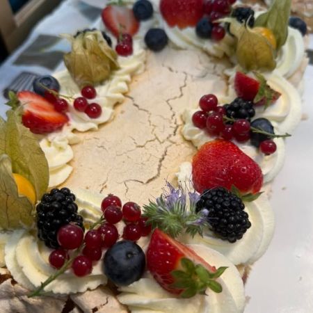 Tiistain herkut Pumppaamolla!😋🌸
Tisdags gott på Pumppaamo!😋🌸

Maistuisiko tänään ihana päivän pulla kahvin kanssa?😋🍰

Meiltä löytyy ihania leivonnaisia makeaa ja suolaista. 

Meiltä löydät myös:
🥄Lohikeitto
🥄Kesäkeitto
🥄Savuporojuustokeitto
🍴Nakkipata ja pastaa
🍴Karjalanpaisti ja kermaperunaa
🍴Smetanapossua ja pastaa
🍴Savulohi ja perunasalaattia
🍴Palapaisti ja pastaa
🍴Ruokaisia salaatteja 

Toscakakkua
Raparperipiirakka
Saaristolaisleipää
Hiivaleipää

🌟KOTIJUUSTOA LÖYTYY!🌟

Pumppaamon kesätori:
Porkkana nippuja🥕
Kukkakaalia 🥬
Uutta perunaa 🥔 Annabella 

Strömsbergin myllyn jauhoja🥖

Pingviini jäätelöitä 🍨

Brunbergin namuja 🍬

Paahtimon kahvia ☕

Saaren taika tuotteita löytyy myös meillä!🌸

Sydämellisesti Tervetuloa!❤️
Hjärtligt välkommen! ❤️

Lasten liikennepuisto avoinna! 🛴🚜
Jossa uutena liukumäki!🎉 Lentopallo  ja koripallo kenttä myös auki🏐

Aukioloajat:
1.6-29.8
Ma -To 10-17
Pe-La 10-18
Su 10-15 
 
#strömsberginmylly #brunberg #saarentaika #saarentaikajälleenmyyjä  kesäkahvila 

@visitporvoo 
@vanhaporvoo 

Kerkkoontie 92, 06 530 Kerkkoo
