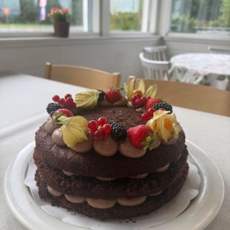 Viimeinen viikko Kesä Pumppaamoa lähtee käyntiin!

Sista veckan som Sommar Pumppaamo startar!

Perjantain herkut Pumppaamolla!😋🌸
Fredags gott på Pumppaamo!😋🌸

Maistuisiko tänään täytetty vadelmasuklaakakku tai suolainen piirakka kahvin kanssa?😋🍰

Meiltä löytyy ihania leivonnaisia makeaa ja suolaista. 

Meiltä löydät myös:
🥄Lohikeittoa
🍴Jauhelihakastike ja pastaa
🍴Ruokaisia salaatteja 

Saaristolaisleipää
Toscakakkua 
Kotijuustoa löytyy! ⭐️

Strömsbergin myllyn jauhoja🥖

Pingviini jäätelöitä 🍨

Brunbergin namuja 🍬

Paahtimon kahvia ☕

Saaren taika tuotteita löytyy myös meillä!🌸

Sydämellisesti Tervetuloa!❤️
Hjärtligt välkommen! ❤️

Lasten liikennepuisto avoinna! 🛴🚜
Jossa uutena liukumäki!🎉 Lentopallo  ja koripallo kenttä myös auki🏐

Aukioloajat:
1.8-29.8
Ti-La 10-17
Su, Ma suljettu
 
#strömsberginmylly #brunberg #saarentaika #saarentaikajälleenmyyjä #kesäkahvila 
 
Visit Porvoo 
Vanha Porvoo - Gamla Borgå 

Kerkkoontie 92, 06 530 Kerkkoo