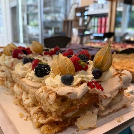 Lauantain herkut Pumppaamolla!😋🌸
Lördagens gott på Pumppaamo!😋🌸
Maistuisiko tänään ihana juustokakku tai
kinkkuvoileipäkakku kahvin kanssa?😋🍰
Meiltä löytyy ihania leivonnaisia makeaa ja suolaista.
Meiltä löydät myös:
🥄Lohikeittoa
🥄Kesäkeittoa
🍴Savulohi ja perunasalaattia
🍴Jauhelihakastike ja pastaa
🍴Ruokaisia salaatteja
🌟KOTIJUUSTOA LÖYTYY!🌟
Toscakakkua
Saaristolaisleipää
Hiivaleipää
Sämpylöitä
Strömsbergin myllyn jauhoja🥖
Pingviini jäätelöitä 🍨
Brunbergin namuja 🍬
Paahtimon kahvia ☕
Saaren taika tuotteita löytyy myös meillä!🌸
Sydämellisesti Tervetuloa!❤️
Hjärtligt välkommen! ❤️
Lasten liikennepuisto avoinna! 🛴🚜
Jossa uutena liukumäki!🎉 Lentopallo ja koripallo kenttä myös auki🏐
Aukioloajat:
1.8-29.8
Ti-La 10-17
Su, Ma suljettu
#strömsberginmylly #brunberg #saarentaika #saarentaikajälleenmyyjä #kesäkahvila
Visit Porvoo
Vanha Porvoo - Gamla Borgå
Kerkkoontie 92, 06 530 Kerkkoo