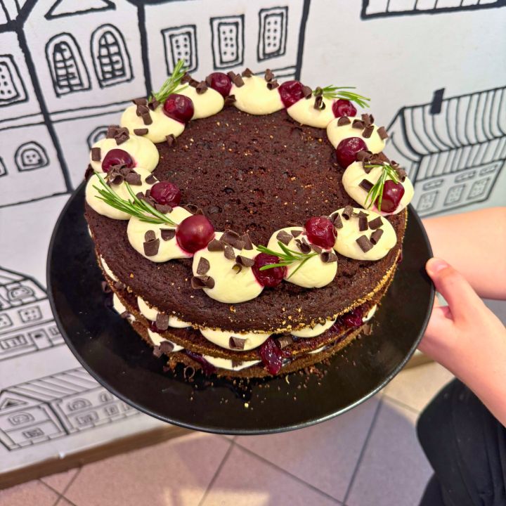 Isänpäivän suklaakakku kirsikoilla Körsbärs-chokladkaka till farsdan