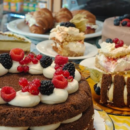 Maanantai herkut Pumppaamolla!😋🌸
Måndags gott på Pumppaamo!😋🌸
Maistuisiko tänään ihana katkarapuvoileipä, kinkkukakku tai Porkkanakakku kahvin kanssa?😋🍰
Meiltä löytyy ihania leivonnaisia makeaa ja suolaista.
Meiltä löydät myös:
Lohikeittoa
Jauhelihakastike ja pastaa
Palapaisti ja pastaa
Savulohi ja perunasalaattia
Ruokaisia salaatteja
🌟KOTIJUUSTOA🌟
Toscakakkua
Saaristolaisleipää
Hiivaleipää
Ruisleipää
Hiivaleipää
Pumppaamon kesätori:
Mansikkaa 🍓 Suomi
Herneitä🫛 Suomi
Varhais perunaa 🥔 Suomi
Strömsbergin myllyn jauhoja🥖
Pingviini jäätelöitä 🍨
Brunbergin namuja 🍬
Paahtimon kahvia ☕
Saaren taika tuotteita löytyy myös meillä!🌸
Sydämellisesti Tervetuloa!❤️
Hjärtligt välkommen! ❤️
Lasten liikennepuisto avoinna! 🛴🚜
Jossa uutena liukumäki!🎉 Lentopallo ja koripallo kenttä myös auki🏐
Aukioloajat:
1.6-29.8
Ma -To 10-17
Pe-La 10-18
Su 10-15
#strömsberginmylly #brunberg #saarentaika #saarentaikajälleenmyyjä #kesäkahvila
Visit Porvoo
Vanha Porvoo - Gamla Borgå
Kerkkoontie 92, 06 530 Kerkkoo