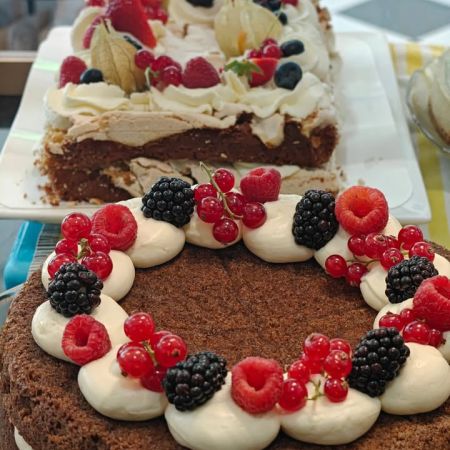 Tiistain herkut Pumppaamolla!😋🌸
Tisdags gott på Pumppaamo!😋🌸

Maistuisiko tänään ihana kinuski-omenajuustokakku kahvin kanssa?😋🍰

Meiltä löytyy ihania leivonnaisia makeaa ja suolaista.

Meiltä löydät myös:
🥄Lohikeittoa 
🥄Kesäkeitto
🍴Jauhelihakastike ja pastaa
🍴Palapaisti ja pastaa
🍴Savulohi ja perunasalaattia
🍴Ruokaisia salaatteja 

🌟KOTIJUUSTOA LÖYTYY!🌟

Toscakakkua
Saaristolaisleipää
Hiivaleipää

Pumppaamon kesätori:
Porkkana nuppuja🥕
Sipulinippuja🧅
Kukkakaalia 🥬
Herneitä 🫛 
Uutta perunaa 🥔 Annabella 

Strömsbergin myllyn jauhoja🥖

Pingviini jäätelöitä 🍨

Brunbergin namuja 🍬

Paahtimon kahvia ☕

Saaren taika tuotteita löytyy myös meillä!🌸

Sydämellisesti Tervetuloa!❤️
Hjärtligt välkommen! ❤️

Lasten liikennepuisto avoinna! 🛴🚜
Jossa uutena liukumäki!🎉 Lentopallo  ja koripallo kenttä myös auki🏐

Aukioloajat:
1.6-29.8
Ma -To 10-17
Pe-La 10-18
Su 10-15 

#strömsberginmylly #brunberg #saarentaika #saarentaikajälleenmyyjä  #kesäkahvila 

@visitporvoo 
@vanhaporvoo 

Kerkkoontie 92, 06 530 Kerkkoo