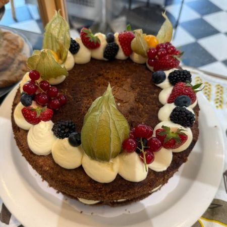 Tiistain herkut Pumppaamolla!😋🌸
Tisdags gott på Pumppaamo!😋🌸

Maistuisiko tänään ihana porkkanakakku tai tiramisu kahvin kanssa?😋🍰

Meiltä löytyy ihania leivonnaisia makeaa ja suolaista.

Meiltä löydät myös:
🥄Lohikeittoa 
🍴Jauhelihakastike ja pastaa
🍴Palapaisti ja pastaa
🍴Savulohi ja perunasalaattia
🍴Ruokaisia salaatteja 

🌟KOTIJUUSTOA LÖYTYY!🌟

Toscakakkua
Saaristolaisleipää
Ruisleipää

Pumppaamon kesätori:
Vadelmia
Sipulinippuja🧅
Avomaan kurkkua🥒
Hedelmäpikari🍉🍓🍇

Strömsbergin myllyn jauhoja🥖

Pingviini jäätelöitä 🍨

Brunbergin namuja 🍬

Paahtimon kahvia ☕

saarentaika Saaren taika tuotteita löytyy myös meillä!🌸

Sydämellisesti Tervetuloa!❤️
Hjärtligt välkommen! ❤️

Lasten liikennepuisto avoinna! 🛴🚜
Jossa uutena liukumäki!🎉 Lentopallo  ja koripallo kenttä myös auki🏐

Aukioloajat:
1.6-29.8
Ma -To 10-17
Pe-La 10-18
Su 10-15 

#strömsberginmylly #brunberg #saarentaika #saarentaikajälleenmyyjä #kesäkahvila 

Visit Porvoo
Vanha Porvoo - Gamla Borgå
Kerkkoontie 92, 06 530 Kerkkoo