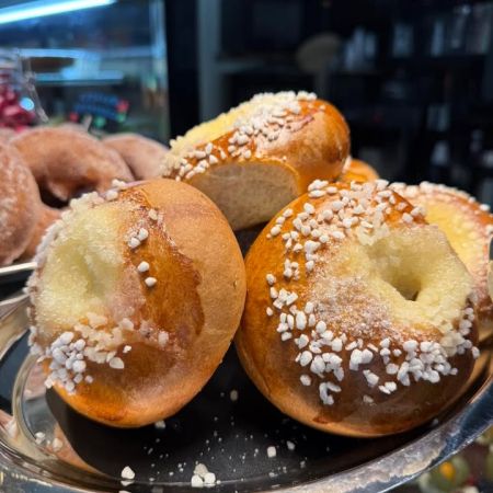 Maanantain herkut Pumppaamolla!😋🌸
Måndags gott på Pumppaamo!😋🌸

Maistuisiko tänään ihana voisilmäpulla tai munkki kahvin kanssa?😋🍰

Meiltä löytyy ihania leivonnaisia makeaa ja suolaista. 
Löytyy myös gluteeniton maidoton makea herkku!

Meiltä löydät myös:
🥄Lohikeitto
🥄Kesäkeitto
🥄Savuporojuuatokaeitto
🍴Nakkipata ja pastaa
🍴Karjalanpaisti ja kermaperunaa
🍴Smetanapossua ja pastaa
🍴Savulohi ja perunasalaatti
🍴Jauhelihakastike ja pastaa
🍴Palapaisti ja pastaa
🍴Ruokaisia salaatteja 

Toscakakkua
Raparperipiirakka
Saaristolaisleipää
Hiivaleipää

Pumppaamon kesätori:
Porkkana nippuja🥕
Sipulinippuja🧅
Kukkakaalia 🥬
Herneitä 🫛 
Uutta perunaa 🥔 Annabella 

Strömsbergin myllyn jauhoja🥖

Pingviini jäätelöitä 🍨

Brunbergin namuja 🍬

Paahtimon kahvia ☕

Saaren taika tuotteita löytyy myös meillä!🌸

Sydämellisesti Tervetuloa!❤️
Hjärtligt välkommen! ❤️

Lasten liikennepuisto avoinna! 🛴🚜
Jossa uutena liukumäki!🎉 Lentopallo  ja koripallo kenttä myös auki🏐

Aukioloajat:
1.6-29.8
Ma -To 10-17
Pe-La 10-18
Su 10-15 
 
#strömsberginmylly #brunberg #saarentaika #saarentaikajälleenmyyjä  kesäkahvila 

@visitporvoo 
@vanhaporvoo 

Kerkkoontie 92, 06 530 Kerkkoo