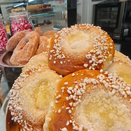 Tiistai herkut Pumppaamolla!😋🌸
Tisdags gott på Pumppaamo!😋🌸
Maistuisiko tänään ihana päivän pullakahvin kanssa?😋🍰
Meiltä löytyy ihania leivonnaisia makeaa ja suolaista.
Meiltä löydät myös:
Lohikeittoa
Jauhelihakastike ja pastaa
Palapaisti ja pastaa
Savulohi ja perunasalaattia
Ruokaisia salaatteja
🌟KOTIJUUSTOA🌟
Toscakakkua
Saaristolaisleipää
Hiivaleipää
Ruisleipää
Pumppaamon kesätori:
Mansikkaa 🍓 Suomi
5 kg laatikkoa ja 3 kg laatikkoa
Herneitä🫛 Suomi
Vadelmia
Sipulinippuja🧅
Avomaan kurkkua🥒
Strömsbergin myllyn jauhoja🥖
Pingviini jäätelöitä 🍨
Brunbergin namuja 🍬
Paahtimon kahvia ☕
Saaren taika tuotteita löytyy myös meillä!🌸
Sydämellisesti Tervetuloa!❤️
Hjärtligt välkommen! ❤️
Lasten liikennepuisto avoinna! 🛴🚜
Jossa uutena liukumäki!🎉 Lentopallo ja koripallo kenttä myös auki🏐
Aukioloajat:
1.6-29.8
Ma -To 10-17
Pe-La 10-18
Su 10-15
#strömsberginmylly #brunberg #saarentaika #saarentaikajälleenmyyjä #kesäkahvila
Visit Porvoo
Vanha Porvoo - Gamla Borgå
Kerkkoontie 92, 06 530 Kerkkoo
