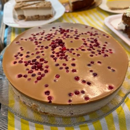 Keskiviikon herkut Pumppaamolla!😋🌸
Onsdags gott på Pumppaamo!😋🌸

Maistuisiko tänään ihana puolukka-kinuskijuustokakku kahvin kanssa?😋🍰

Meiltä löytyy ihania leivonnaisia makeaa ja suolaista.

Meiltä löydät myös:
🥄Kesäkeitto
🍴Jauhelihakastike ja pastaa
🍴Palapaisti ja pastaa
🍴Ruokaisia salaatteja 

🌟KOTIJUUSTOA LÖYTYY!🌟

Toscakakkua
Saaristolaisleipää
Hiivaleipää

Pumppaamon kesätori:
Mansikoita🍓
Porkkana nippuja🥕
Sipulinippuja🧅
Kukkakaalia 🥬
Herneitä 🫛 
Uutta perunaa 🥔 Annabella 

Strömsbergin myllyn jauhoja🥖

Pingviini jäätelöitä 🍨

Brunbergin namuja 🍬

Paahtimon kahvia ☕

Saaren taika tuotteita löytyy myös meillä!🌸

Sydämellisesti Tervetuloa!❤️
Hjärtligt välkommen! ❤️

Lasten liikennepuisto avoinna! 🛴🚜
Jossa uutena liukumäki!🎉 Lentopallo  ja koripallo kenttä myös auki🏐

Aukioloajat:
1.6-29.8
Ma -To 10-17
Pe-La 10-18
Su 10-15 

#strömsberginmylly #brunberg #saarentaika #saarentaikajälleenmyyjä  #kesäkahvila 

@visitporvoo 
@vanhaporvoo 

Kerkkoontie 92, 06 530 Kerkkoo
