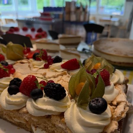 Sunnuntain herkut Pumppaamolla!😋🌸
Söndags gott på Pumppaamo!😋🌸

Maistuisiko tänään ihana kakkupala kahvin kanssa?😋🍰

Meiltä löytyy ihania leivonnaisia makeaa ja suolaista. 
Löytyy myös gluteeniton maidoton makea herkku!

Meiltä löydät myös:
🥄Lohikeitto
🥄Kesäkeitto
🥄Savuporojuuatokaeitto
🍴Nakkipata ja pastaa
🍴Karjalanpaisti ja kermaperunaa
🍴Smetanapossua ja pastaa
🍴Savulohi ja perunasalaatti
🍴Jauhelihakastike ja pastaa
🍴Palapaisti ja pastaa
🍴Ruokaisia salaatteja 

Toscakakkua
Raparperipiirakka
Saaristolaisleipää
Hiivaleipää

Pumppaamon kesätori:
Porkkana nippuja🥕
Sipulinippuja🧅
Kukkakaalia 🥬
Herneitä 🫛 
Uutta perunaa 🥔 Annabella 

Strömsbergin myllyn jauhoja🥖

Pingviini jäätelöitä 🍨

Brunbergin namuja 🍬

Paahtimon kahvia ☕

Saaren taika tuotteita löytyy myös meillä!🌸

Sydämellisesti Tervetuloa!❤️
Hjärtligt välkommen! ❤️

Lasten liikennepuisto avoinna! 🛴🚜
Jossa uutena liukumäki!🎉 Lentopallo  ja koripallo kenttä myös auki🏐

Aukioloajat:
1.6-29.8
Ma -To 10-17
Pe-La 10-18
Su 10-15 
 
#strömsberginmylly #brunberg #saarentaika #saarentaikajälleenmyyjä  kesäkahvila 

@visitporvoo 
@vanhaporvoo 

Kerkkoontie 92, 06 530 Kerkkoo