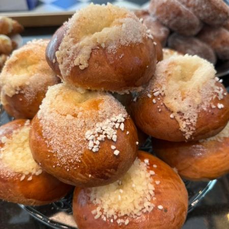 Maanantain herkut Pumppaamolla!😋🌸
Måndags gott på Pumppaamo!😋🌸
Maistuisiko tänään ihana voisilmäpulla?😋🍰
Meiltä löytyy ihania leivonnaisia makeaa ja suolaista.
Meiltä löydät myös:
Lohikeittoa
Jauhelihakastike ja pastaa
Palapaisti ja pastaa
Savulohi ja perunasalaattia
Ruokaisia salaatteja
Toscakakkua
Tiikerikakkua
Saaristolaisleipää
Hiivaleipää
Sämpylöitä
Strömsbergin myllyn jauhoja🥖
Pingviini jäätelöitä 🍨
Brunbergin namuja 🍬
Paahtimon kahvia ☕
Saaren taika tuotteita löytyy myös meillä!🌸
Sydämellisesti Tervetuloa!❤️
Hjärtligt välkommen! ❤️
Lasten liikennepuisto avoinna! 🛴🚜
Jossa uutena liukumäki!🎉 Lentopallo ja koripallo kenttä myös auki🏐
Aukioloajat:
1.6-29.8
Ma -To 10-17
Pe-La 10-18
Su 10-15
#strömsberginmylly #brunberg #saarentaika #saarentaikajälleenmyyjä #kesäkahvila #kesä
Visit Porvoo
Vanha Porvoo - Gamla Borgå
Kerkkoontie 92, 06 530 Kerkkoo