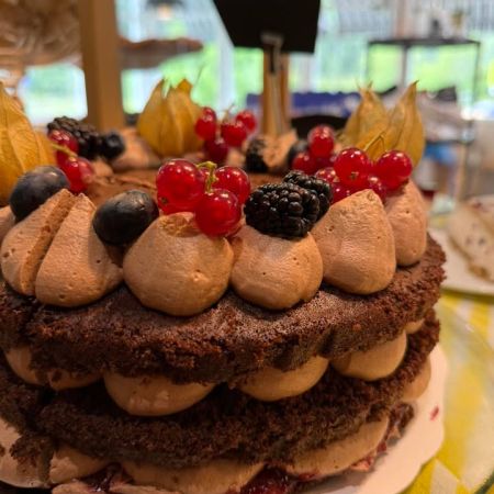 Keskiviikon herkut Pumppaamolla!😋🌸
Onsdags gott på Pumppaamo!😋🌸

Maistuisiko tänään ihana porkkanakakku tai tiramisu kahvin kanssa?😋🍰

Meiltä löytyy ihania leivonnaisia makeaa ja suolaista.

Meiltä löydät myös:
🥄Lohikeittoa 
🥄Kesäkeitto
🍴Jauhelihakastike ja pastaa
🍴Palapaisti ja pastaa
🍴Savulohi ja perunasalaattia
🍴Ruokaisia salaatteja 

🌟KOTIJUUSTOA LÖYTYY!🌟

Toscakakkua
Saaristolaisleipää
Ruisleipää

Pumppaamon kesätori:
Vadelmia
Sipulinippuja🧅
Avomaan kurkkua🥒
Hedelmäpikari🍉🍓🍇

Strömsbergin myllyn jauhoja🥖

Pingviini jäätelöitä 🍨

Brunbergin namuja 🍬

Paahtimon kahvia ☕

saarentaika Saaren taika tuotteita löytyy myös meillä!🌸

Sydämellisesti Tervetuloa!❤️
Hjärtligt välkommen! ❤️

Lasten liikennepuisto avoinna! 🛴🚜
Jossa uutena liukumäki!🎉 Lentopallo  ja koripallo kenttä myös auki🏐

Aukioloajat:
1.6-29.8
Ma -To 10-17
Pe-La 10-18
Su 10-15 

#strömsberginmylly #brunberg #saarentaika #saarentaikajälleenmyyjä #kesäkahvila 

Visit Porvoo
Vanha Porvoo - Gamla Borgå
Kerkkoontie 92, 06 530 Kerkkoo
