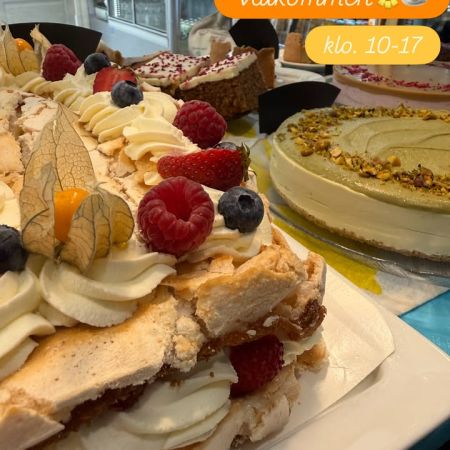 Lauantain herkut Pumppaamolla!😋🌸
Lördags gott på Pumppaamo!😋🌸
Maistuisiko tänään ihana juustokakku kahvin kanssa?😋🍰
🌟KOTIJUUSTOA LÖYTYY!🌟
Meiltä löytyy ihania leivonnaisia makeaa ja suolaista.
Meiltä löydät myös:
🥄Lohikeittoa
🍴Savulohi ja perunasalaattia
🍴Palapaisti ja pastaa
🍴Jauhelihakastike ja pastaa
🍴Ruokaisia salaatteja
Toscakakkua
Saaristolaisleipää
Hiivaleipää
Sämpylöitä
Strömsbergin myllyn jauhoja🥖
Pingviini jäätelöitä 🍨
Brunbergin namuja 🍬
Paahtimon kahvia ☕
Saaren taika tuotteita löytyy myös meillä!🌸
Sydämellisesti Tervetuloa!❤️
Hjärtligt välkommen! ❤️
Lasten liikennepuisto avoinna! 🛴🚜
Jossa uutena liukumäki!🎉 Lentopallo ja koripallo kenttä myös auki🏐
Aukioloajat:
1.8-29.8
Ti-La 10-17
Su, Ma suljettu
#strömsberginmylly #brunberg #saarentaika #saarentaikajälleenmyyjä #kesäkahvila
Visit Porvoo
Vanha Porvoo - Gamla Borgå
Kerkkoontie 92, 06 530 Kerkkoo
