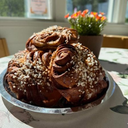 Torstain herkut Pumppaamolla!😋🌸
Torsdags gott på Pumppaamo!😋🌸
Maistuisiko tänään ihana korvapuusti kahvin kanssa?😋🍰
Meiltä löytyy ihania leivonnaisia makeaa ja suolaista.
Meiltä löydät myös:
Lohikeittoa
Jauhelihakastike ja pastaa
Palapaisti ja pastaa
Savulohi ja perunasalaattia
Ruokaisia salaatteja
🌟KOTIJUUSTOA🌟
Toscakakkua
Saaristolaisleipää
Hiivaleipää
Ruisleipää
Pumppaamon kesätori:
Mansikkaa 🍓 Suomi
Herneitä🫛 Suomi
Varhais perunaa 🥔 Suomi
Strömsbergin myllyn jauhoja🥖
Pingviini jäätelöitä 🍨
Brunbergin namuja 🍬
Paahtimon kahvia ☕
Saaren taika tuotteita löytyy myös meillä!🌸
Sydämellisesti Tervetuloa!❤️
Hjärtligt välkommen! ❤️
Lasten liikennepuisto avoinna! 🛴🚜
Jossa uutena liukumäki!🎉 Lentopallo ja koripallo kenttä myös auki🏐
Aukioloajat:
1.6-29.8
Ma -To 10-17
Pe-La 10-18
Su 10-15
#strömsberginmylly #brunberg #saarentaika #saarentaikajälleenmyyjä #kesäkahvila #kesä
Visit Porvoo
Vanha Porvoo - Gamla Borgå
Kerkkoontie 92, 06 530 Kerkkoo