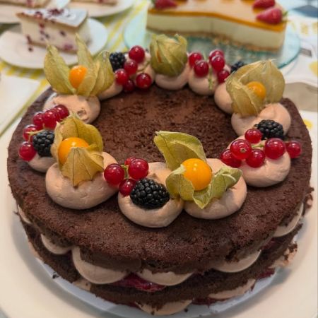 Perjantain herkut Pumppaamolla!😋🌸
Fredags gott på Pumppaamo!😋🌸

Tänään on pizzaperjantai ja live musiikkia Pumppaamolla klo. 15-18!😋🍕

Maistuisiko tänään ihana kakkupala kahvin kanssa?😋🍰

Meiltä löytyy ihania leivonnaisia makeaa ja suolaista. Löytyy myös gluteeniton maidoton makea herkku!

Meiltä löydät myös:
🥄Lohikeitto
🥄Kesäkeitto
🍴Kanapata ja riisii
🍴Savulohi ja perunasalaatti
🍴Jauhelihakastike ja pastaa
🍴Palapaisti ja pastaa
🍴Ruokaisia salaatteja 

🌟KOTIJUUSTOA LÖYTYY!🌟

Toscakakkua
Raparperipiirakka
Saaristolaisleipää
Hiivaleipää
Sämpylöitä

Pumppaamon kesätori:
Mansikoita🍓
Porkkana nippuja🥕
Sipulinippuja🧅
Kukkakaalia 🥬
Herneitä 🫛 
Uutta perunaa 🥔 Annabella 

Strömsbergin myllyn jauhoja🥖

Pingviini jäätelöitä 🍨

Brunbergin namuja 🍬

Paahtimon kahvia ☕

Saaren taika tuotteita löytyy myös meillä!🌸

Sydämellisesti Tervetuloa!❤️
Hjärtligt välkommen! ❤️

Lasten liikennepuisto avoinna! 🛴🚜
Jossa uutena liukumäki!🎉 Lentopallo  ja koripallo kenttä myös auki🏐

Aukioloajat:
1.6-29.8
Ma -To 10-17
Pe-La 10-18
Su 10-15 

#strömsberginmylly #brunberg #saarentaika #saarentaikajälleenmyyjä  kesäkahvila 

@visitporvoo 
@vanhaporvoo 

Kerkkoontie 92, 06 530 Kerkkoo