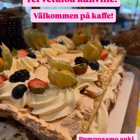 Viikonlopun herkut Pumppaamolla!😋🌸
Veckosluts gott på Pumppaamo!😋🌸
Maistuisiko tänään ihana katkarapuvoileipä, kinkkukakku tai täytetty croissantti kahvin kanssa?😋🍰
Tänään löytyy myös tiramisua!😋
Meiltä löytyy ihania leivonnaisia makeaa ja suolaista.
Meiltä löydät myös:
Lohikeittoa
Jauhelihakastike ja pastaa
Palapaisti ja pastaa
Savulohi ja perunasalaattia
Ruokaisia salaatteja
🌟KOTIJUUSTOA🌟
🍓Mansikkalaatikko 50€/5kg🍓
Toscakakkua
Saaristolaisleipää
Hiivaleipää
Ruisleipää
Sämpylöitä
Pumppaamon kesätori:
Mansikkaa 🍓 Suomi
Herneitä🫛 Suomi
Varhais perunaa 🥔 Suomi
Strömsbergin myllyn jauhoja🥖
Pingviini jäätelöitä 🍨
Brunbergin namuja 🍬
Paahtimon kahvia ☕
Saaren taika tuotteita löytyy myös meillä!🌸
Sydämellisesti Tervetuloa!❤️
Hjärtligt välkommen! ❤️
Lasten liikennepuisto avoinna! 🛴🚜
Jossa uutena liukumäki!🎉 Lentopallo ja koripallo kenttä myös auki🏐
Aukioloajat:
1.6-29.8
Ma -To 10-17
Pe-La 10-18
Su 10-15
#strömsberginmylly #brunberg #saarentaika #saarentaikajälleenmyyjä #kesäkahvila
Visit Porvoo
Vanha Porvoo - Gamla Borgå
Kerkkoontie 92, 06 530 Kerkkoo