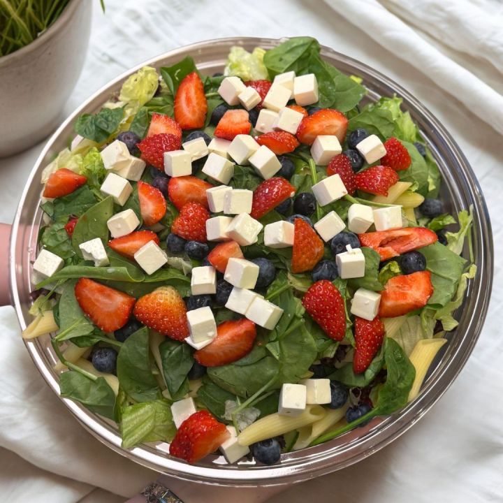 Mansikka-fetasalaatti, jordgubb-fetasallad (laktoositon, laktosfri)