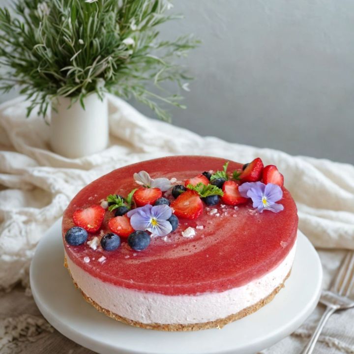 Vadelma-valkosuklaa juustokakku  – Hallon och vitchokladostkaka