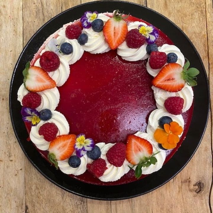 Vadelma-valkosuklaajuustokakku • Hallonvitchoklad-ostakaka