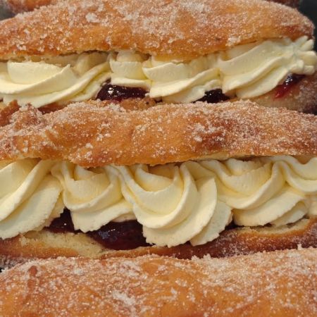 Keskiviikon herkut Pumppaamolla!😋🌸
Onsdagens gott på Pumppaamo!😋🌸

Maistuisiko tänään maukas  vadelma-kreemimunkki tai suolainen piirakka kahvin kanssa?😋🍰

Meiltä löytyy ihania leivonnaisia makeaa ja suolaista. 

Meiltä löydät myös:
🥄Lohikeittoa
🍴Jauhelihakastike ja pastaa
🍴Palapaisti ja pastaa
🍴Ruokaisia salaatteja 

🌟KOTIJUUSTOA LÖYTYY!🌟

Saaristolaisleipää
Sämpylöitä
Toscakakkua 

Strömsbergin myllyn jauhoja🥖

Pingviini jäätelöitä 🍨

Brunbergin namuja 🍬

Paahtimon kahvia ☕

Saaren taika tuotteita löytyy myös meillä!🌸

Sydämellisesti Tervetuloa!❤️
Hjärtligt välkommen! ❤️

Lasten liikennepuisto avoinna! 🛴🚜
Jossa uutena liukumäki!🎉 Lentopallo  ja koripallo kenttä myös auki🏐

Aukioloajat:
1.8-29.8
Ti-La 10-17
Su, Ma suljettu
 
#strömsberginmylly #brunberg #saarentaika #saarentaikajälleenmyyjä #kesäkahvila 
 
Visit Porvoo 
Vanha Porvoo - Gamla Borgå 

Kerkkoontie 92, 06 530 Kerkkoo